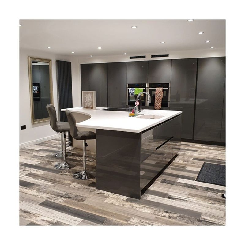 Blum Hardware Кухонный остров Шкаф с дверной панелью из твердого дерева в черном дизайне
