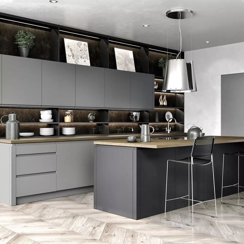Blum Hardware Кухонный остров Шкаф с дверной панелью из твердого дерева в черном дизайне