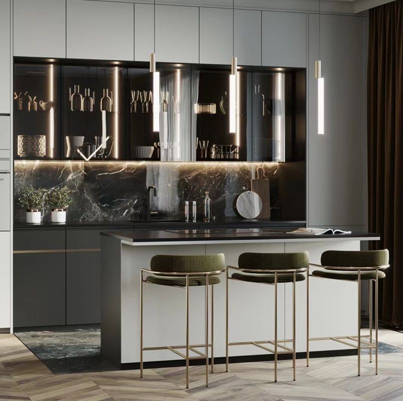 Blum Hardware Кухонный остров Шкаф с дверной панелью из твердого дерева в черном дизайне