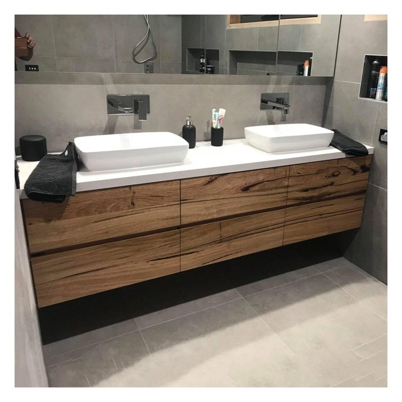 Создайте современный вид в вашей ванной с фанерой на стене и зеркалом