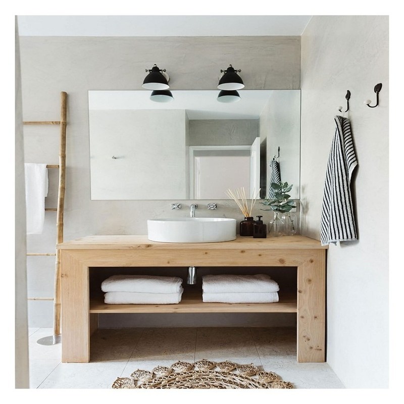 Массивный деревянный столешничный ванный шкаф с серебряным зеркалом и винтажным стилем